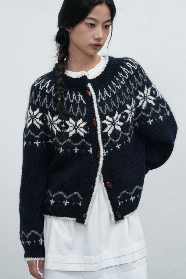 [25FW] WOMAN 울 노르딕 더플 가디건 [4COL] / WBD4L04550은 여성용 가디건입니다. 울 소재로 제작되어 부드러운 촉감과 두꺼운 두께감으로 가을, 겨울 시즌에 따뜻하게 착용할 수 있습니다. 캐주얼 스타일의 노르딕 패턴과 더플 스타일의 버튼 디테일이 특징이며, 레귤러핏과 크롭 기장으로 세련된 핏을 연출합니다. 블랙과 화이트 두 가지 컬러 옵션으로 만나보실 수 있으며, 긴 소매 디자인입니다. 라운드넥으로 제작되어 편안하게 착용 가능합니다.
