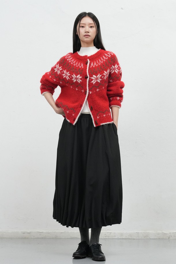 따뜻하고 포근한 울 소재의 여성용 노르딕 더플 가디건입니다. 가을, 겨울 시즌에 어울리는 두꺼운 두께감과 부드러운 촉감이 특징이며, 캐주얼한 스타일을 연출하기 좋습니다. 라운드넥 디자인에 긴소매 기장으로 제작되었으며, 톤 다운된 레드 및 브라운 컬러로 만나보실 수 있습니다. 노르딕 패턴과 더플 디테일이 더해져 포인트를 줍니다. 레귤러핏으로 편안하게 착용 가능합니다.
