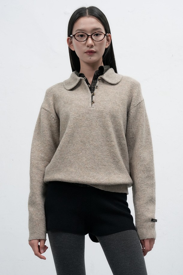 **[25FW] WOMAN 루즈핏 라운드 카라 풀오버 [3COL] / WBE4L05535**

가을과 겨울에 어울리는 여성용 루즈핏 라운드 카라 풀오버입니다. 아이보리, 베이지, 네이비 3가지 색상으로 출시되었으며, 클래식하고 미니멀한 스타일을 연출하기 좋습니다. 폴리에스터, 아크릴, 폴리우레탄 혼방 소재로 제작되어 부드러운 촉감과 약간의 두께감을 느낄 수 있습니다. 소매 립 디테일과 버튼 디테일이 더해져 포인트를 주며, 가벼운 소재에 신축성이 있어 편안하게 착용 가능합니다. 데이트룩이나 겨울 데일리룩으로 활용하기 좋은 아이템입니다.
