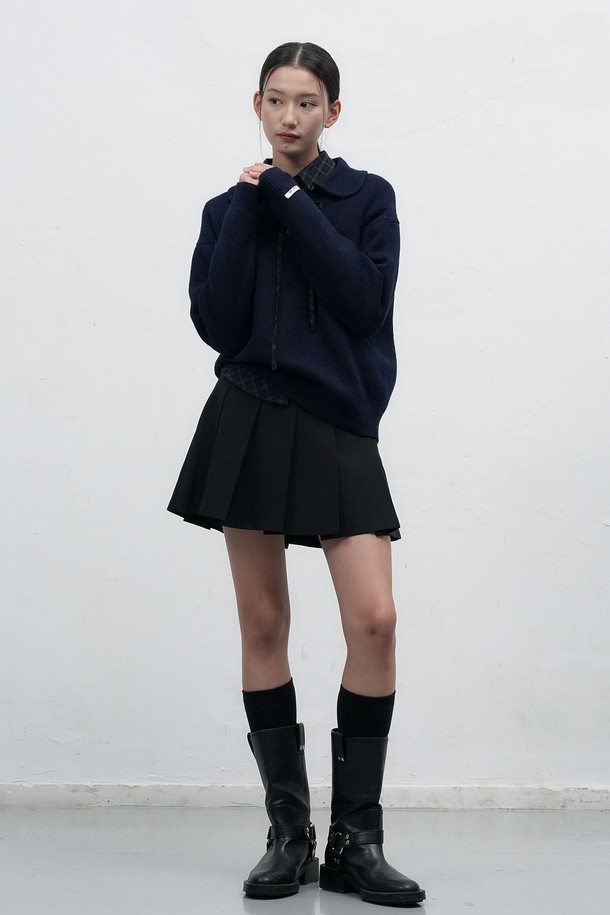 [25FW] WOMAN 루즈핏 라운드 카라 풀오버는 여성 의류 상의로, 가을과 겨울에 착용하기 좋은 니트/스웨터입니다. 아이보리, 베이지, 네이비 3가지 색상으로 출시되었으며, 루즈핏 라운드 카라 디자인이 특징입니다. 폴리에스테르, 아크릴, 폴리우레탄 혼방 소재로 제작되어 부드러운 촉감과 가벼운 착용감을 제공하며, 약간 두꺼운 두께감으로 따뜻하게 입을 수 있습니다. 단추 고리 디테일 플라켓과 소매 끝 직조 라벨 포인트가 디자인의 퀄리티를 높이고, 신축성이 있어 편안하게 활동할 수 있습니다. 데이트룩, 카페룩, 겨울 데일리룩 등 다양한 TPO에 클래식하고 미니멀한 스타일로 연출하기 좋습니다.
