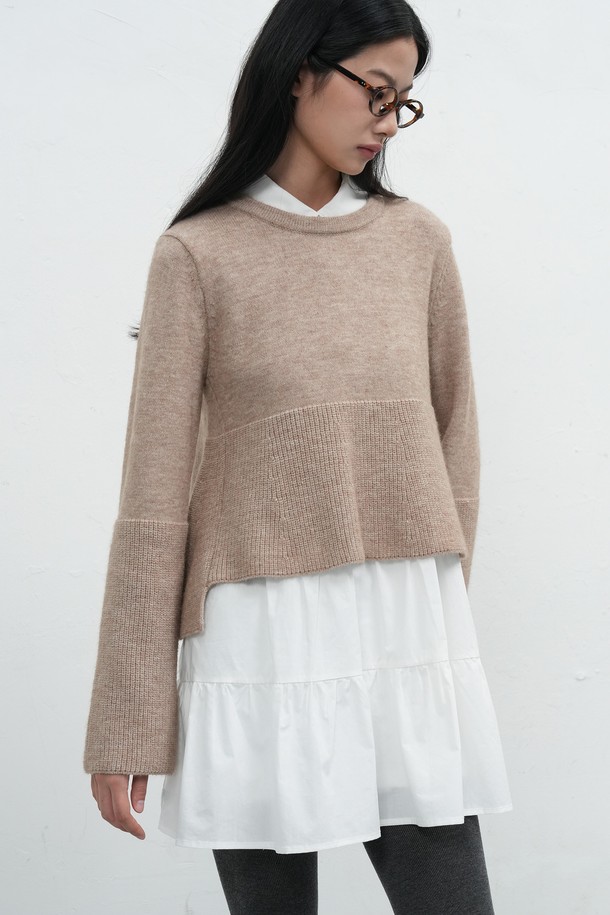 [25FW] WOMAN 니트 레이어드 러플 셔츠 원피스 [2COL]는 여성스러운 무드를 연출하는 니트 레이어드 원피스입니다. 부드러운 촉감의 아크릴, 폴리에스테르, 나일론, 면 혼방 소재로 제작되어 편안한 착용감을 선사합니다. 
클래식 카라와 긴 소매, A라인 핏으로 디자인되었으며, 무지 패턴에 러플 디테일이 더해져 페미닌한 포인트를 더했습니다.
니트와 원피스 세트로 구성되어 분리 착용이 가능하며, 단추 디테일로 포인트를 주었습니다.
차콜, 베이지 두 가지 컬러로 출시되어 데이트룩, 카페룩 등 다양한 스타일에 활용하기 좋습니다.
레귤러핏으로 캐주얼, 클래식, 미니멀 스타일을 즐겨 입는 여성분들께 추천합니다.
