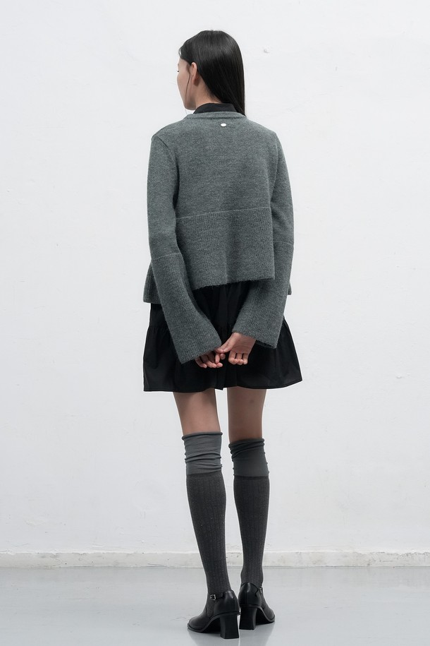 25FW] WOMAN 니트 러플 셔츠 원피스 [2COL] / WBE4L15510는 클래식한 무드의 여성 원피스입니다. 차콜, 베이지 2가지 색상으로 출시되었으며, 봄, 가을, 겨울 계절에 착용하기 좋습니다. 아크릴, 폴리에스테르, 나일론, 면 혼방 소재로 제작되어 부드러운 촉감을 선사합니다. 레이어드 디자인과 러플 디테일, 버튼 디테일이 특징이며, 스탠다드핏에 A라인 치마타입으로 여성스러운 실루엣을 연출합니다. 데이트룩, 카페룩, 모임룩 등 다양한 TPO에 미니멀하고 걸리시한 스타일을 더해줍니다.
