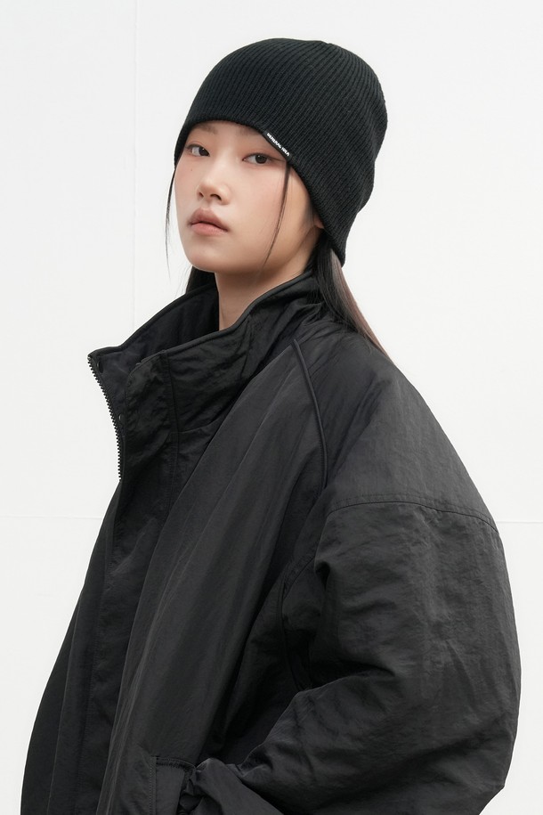 [25FW] UNISEX 베이직 하찌 비니는 가을과 겨울에 착용하기 좋은 유니섹스 비니입니다. 부드러운 니트 소재로 제작되어 깊은 모자 깊이와 두꺼운 두께감으로 포근한 착용감을 선사합니다. 베이직한 디자인에 하찌 패턴으로 포인트를 주어 미니멀, 캐주얼, 클래식 등 다양한 스타일 연출에 활용할 수 있습니다. 블랙 색상으로 어떤 옷에도 잘 어울려 겨울 데일리룩, 산책룩, 집콕룩 등 TPO에 맞춰 폭넓게 활용 가능합니다.
