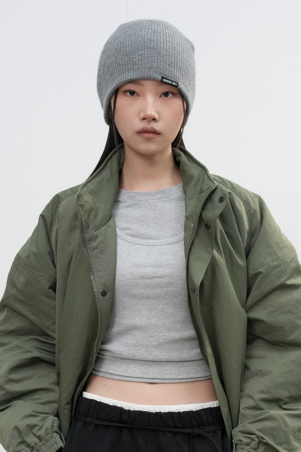 **[25FW] UNISEX 베이직 하찌 비니 [2COL] / SBE4U91011**는 유니섹스 디자인의 베이직 하찌 비니입니다. 부드러운 니트 소재로 제작되어 가을, 겨울철 따뜻하게 착용할 수 있으며, 일상과 출근룩, 모임룩 등 다양한 TPO에 어울립니다. 기본적인 디자인으로 캐주얼, 미니멀, 클래식 스타일을 모두 소화하며, 하찌 패턴이 은은한 포인트를 더합니다. 모자 깊이는 일반적이며, 부드러운 촉감으로 편안한 착용감을 선사합니다. 색상은 그레이 컬러로 출시되었습니다.
