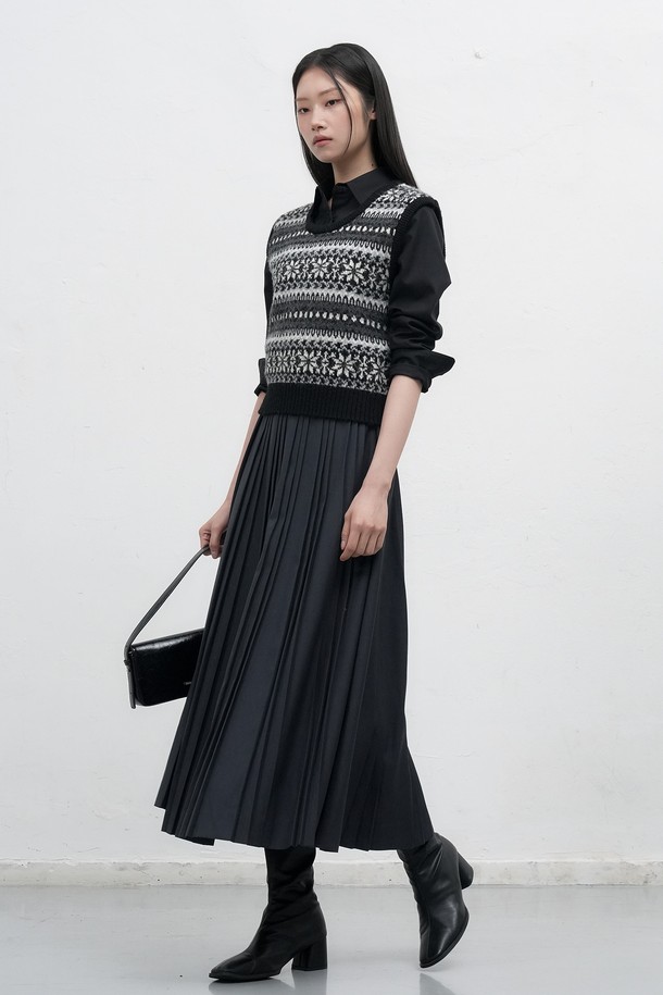 **[25FW] WOMAN 페어아일 니트 베스트 [3COL] / WBE4L06541**

따뜻하고 포근한 울 소재의 여성 페어아일 니트 베스트입니다. 가을과 겨울 시즌에 어울리는 두꺼운 두께감으로, 부드러운 촉감을 선사합니다. 라운드넥 디자인과 민소매 스타일로 제작되었으며, 캐주얼, 클래식, 미니멀한 스타일을 연출하기 좋습니다. 네이비, 블랙, 브라운 세 가지 색상으로 출시되어 다양한 모임룩에 활용할 수 있습니다. 레귤러핏으로 편안하게 착용 가능하며, 니트 패턴이 돋보이는 디자인입니다.
