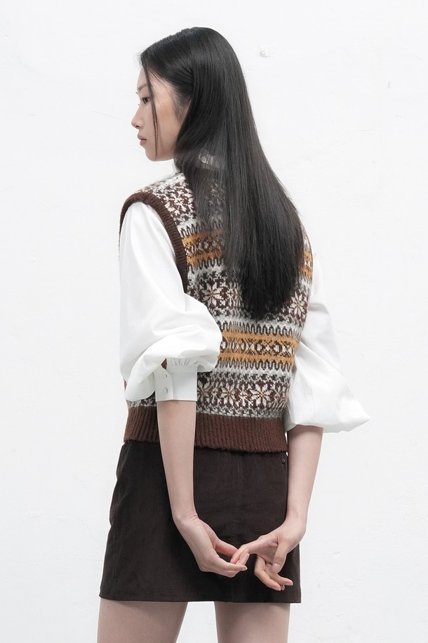 **[25FW] WOMAN 페어아일 니트 베스트 [3COL] / WBE4L06541**

따뜻한 울 소재와 부드러운 촉감이 돋보이는 [25FW] WOMAN 페어아일 니트 베스트입니다. 네이비, 블랙, 브라운 세 가지 색상으로 만나볼 수 있으며, 가을과 겨울에 활용하기 좋은 두꺼운 두께감의 라운드넥 민소매 베스트입니다. 페어아일 패턴이 더해져 캐주얼하면서도 베이직한 스타일을 연출하며, 출근룩과 모임룩 등 다양한 TPO에 활용 가능합니다. 레귤러핏으로 제작되어 편안한 착용감을 선사하며, 캐주얼, 클래식, 미니멀 스타일을 즐겨 입는 여성분들께 추천합니다. 겨울철 보온성을 높여주는 니트 베스트로, 데일리룩에 포인트를 더해보세요.
