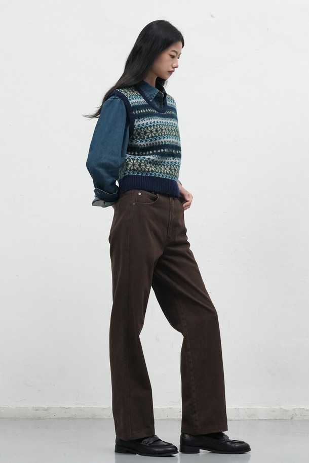 [25FW] WOMAN 페어아일 니트 베스트는 여성스러운 스타일을 완성하는 가을/겨울 시즌 필수 아이템입니다. 부드러운 울 소재와 두꺼운 두께감으로 포근하고 따뜻한 착용감을 선사합니다. 네이비, 블랙, 브라운의 세 가지 색상으로 출시되어 출근룩이나 모임룩 등 다양한 TPO에 활용 가능합니다. 페어아일 및 노르딕 패턴의 클래식한 디자인으로 캐주얼, 미니멀 스타일 모두 소화 가능하며, 레귤러핏 라운드넥 민소매 디자인으로 편안한 착용감을 제공합니다. 니트 조직 특유의 부드러운 촉감이 특징입니다.
