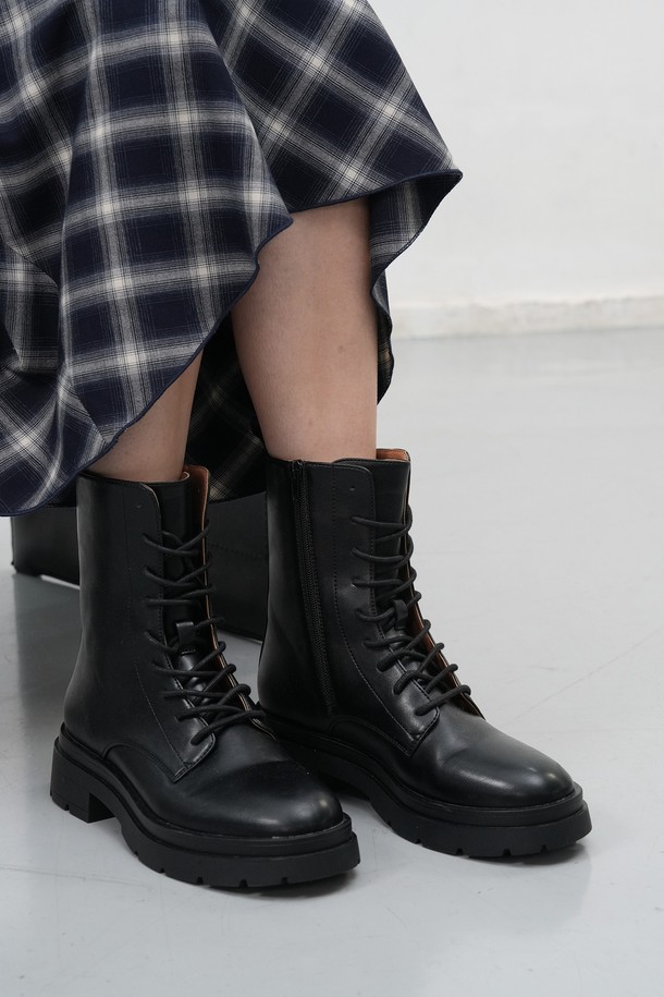 [25FW] WOMAN 클래식 레이스업 워커 [BLACK] / WBE3L97505는 가을, 겨울 시즌 여성 고객을 위한 워커입니다. 라운드 앞코와 블랙 컬러, 가죽 소재로 제작되어 클래식하고 미니멀한 스타일을 연출합니다. 중간굽, 통굽 디자인으로 편안한 착용감을 제공하며, 하이탑 디자인과 레이스업 여밈으로 포인트를 더했습니다. 데일리룩, 출근룩, 모임룩 등 다양한 TPO에 활용 가능하며, 워크웨어 스타일을 선호하는 고객에게 적합합니다.
