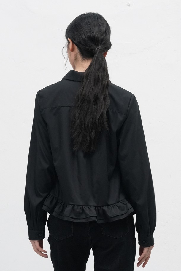 [25FW] WOMAN 라운드 카라 프릴 블라우스 [3COL] / WBE3L03513는 여성스러운 무드를 연출하는 블라우스입니다. 라운드 넥과 프릴 디테일이 여성스러운 분위기를 더하며, 클래식하고 우아한 스타일을 완성합니다. 레귤러 핏으로 편안하게 착용 가능하며, 봄, 가을 시즌에 활용하기 좋습니다. 오피스룩, 출근룩, 모임룩 등 다양한 TPO에 매치하여 세련된 스타일을 연출해보세요. 무지 패턴에 긴 소매 기장으로 미니멀하고 깔끔한 스타일을 선호하는 분들께 추천합니다.
