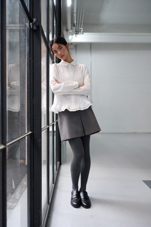 **[25FW] WOMAN 라운드 카라 프릴 블라우스 [3COL] / WBE3L03513**

클래식하면서도 우아한 무드를 연출하는 여성 라운드 카라 프릴 블라우스입니다. 봄, 가을 시즌에 착용하기 좋으며, 레귤러 핏으로 편안하게 착용 가능합니다. 라운드넥 디자인에 프릴 디테일과 카라 디자인이 더해져 여성스러운 포인트를 더했습니다. 화이트, 블루 두 가지 컬러로 제공되며, 오피스룩, 모임룩 등 다양한 TPO에 활용할 수 있습니다. 미니멀하면서도 세련된 스타일을 연출하고 싶은 분들께 추천합니다.
