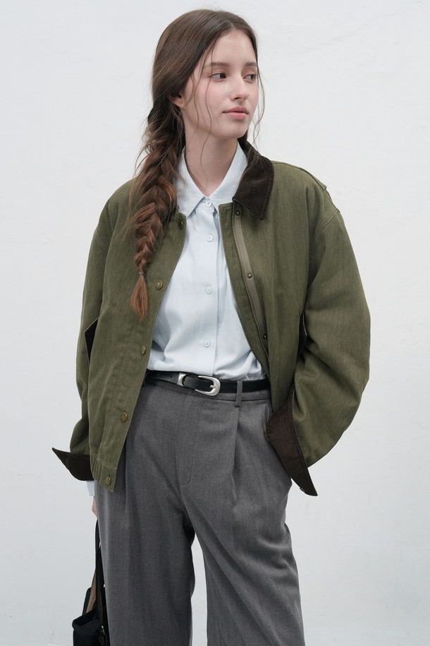 WOMAN 코듀로이 카라 패딩 워크 재킷 [2COL]은 여성스러운 무드의 캐주얼 스타일을 연출하기 좋은 아우터입니다. 핑크, 카키 두 가지 색상으로 출시되었으며, 가을과 겨울에 따뜻하게 착용할 수 있습니다. 촘촘한 코듀로이 소재에 넉넉한 두께감과 패딩 안감으로 보온성을 높였습니다. 버튼 여밈 방식의 레귤러 핏 워크 재킷으로, 출근룩이나 모임룩 등 다양한 TPO에 활용 가능합니다. 캐주얼, 클래식, 워크웨어 스타일을 즐기는 여성분들께 추천합니다.
