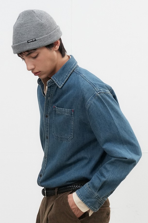 [25FW] MAN 포켓 워시드 데님 셔츠는 남성용 상의 데님 셔츠입니다. 가을, 겨울에 착용하기 좋으며, 캐주얼, 베이직 스타일을 연출할 수 있습니다. 레귤러 핏에 긴 소매, 차이나칼라 디자인으로 제작되었으며, 두꺼운 두께감으로 따뜻하게 착용 가능합니다. 워시드 가공과 포켓 디테일이 특징이며, 출근룩이나 비즈니스 캐주얼에도 활용할 수 있습니다.
