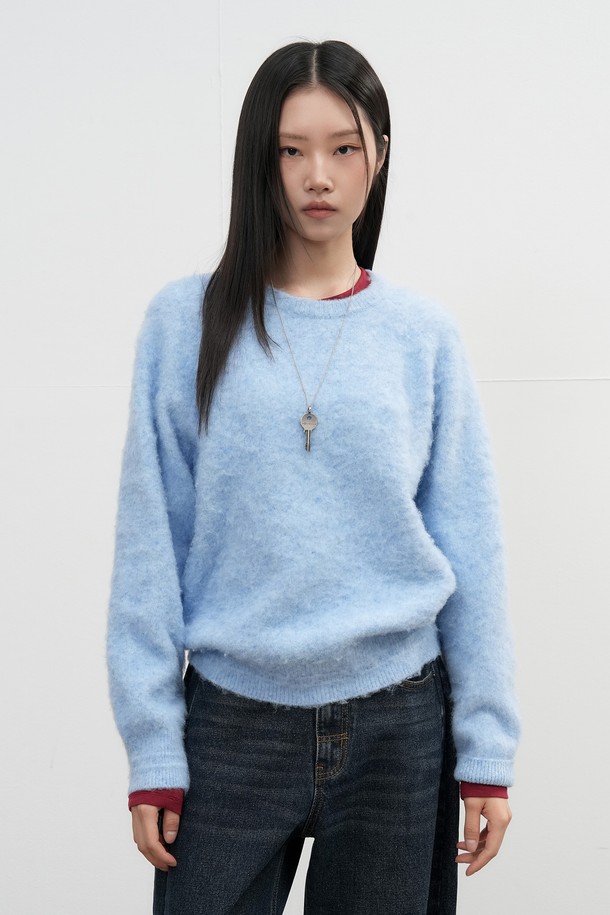 [25FW] UNISEX 헤어리 니트 풀오버 [4COL] / SBE4U05010는 포근하고 따뜻한 분위기를 연출하는 유니섹스 니트 풀오버입니다. 울과 아크릴 혼방 소재로 제작되어 부드러운 촉감과 보온성을 제공하며, 헤어리 텍스처가 특징입니다. 라운드넥 디자인에 오버핏으로 제작되어 편안한 착용감을 선사하며, 가을과 겨울 시즌 데일리룩 및 모임룩에 활용하기 좋습니다. 베이직하고 캐주얼한 스타일로 다양한 하의와 매치하여 클래식하고 미니멀한 룩을 연출할 수 있습니다. 그레이, 스카이블루 등 4가지 다채로운 컬러 옵션으로 만나보세요.
