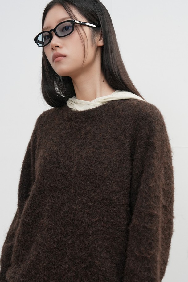 [25FW] UNISEX 헤어리 니트 풀오버 [4COL]는 가을, 겨울 시즌에 어울리는 유니섹스 상의입니다. 부드러운 울과 아크릴 혼방 소재로 제작되어 포근한 착용감을 선사하며, 두꺼운 두께감으로 보온성을 높였습니다. 오버핏 라운드넥 디자인에 헤어리 텍스처가 더해져 베이직하면서도 캐주얼한 스타일을 연출합니다. 다양한 룩에 매치하기 좋은 브라운 컬러의 긴소매 니트 스웨터입니다.
