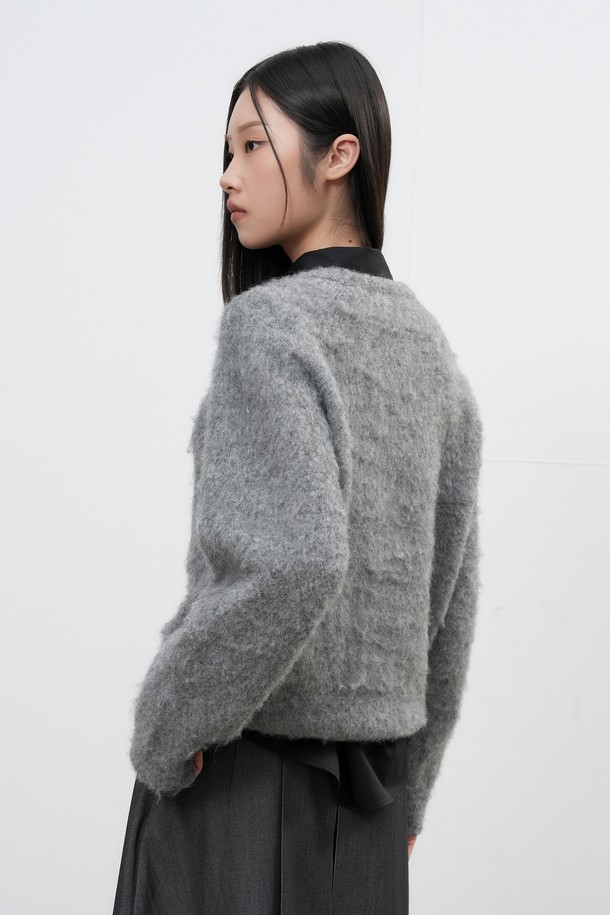 **[25FW] 유니섹스 헤어리 니트 풀오버 [4COL] / SBE4U05010**

부드러운 촉감의 헤어리 텍스처가 돋보이는 [25FW] 유니섹스 헤어리 니트 풀오버입니다. 미니멀하고 베이직한 스타일로, 가을과 겨울에 따뜻하게 착용할 수 있습니다. 라운드넥 디자인과 레귤러핏으로 편안한 착용감을 선사하며, 두께감 있는 소재로 보온성을 높였습니다. 무지 패턴의 긴소매 니트 풀오버로, 다양한 스타일의 연출이 가능합니다. 그레이 색상으로 어떤 옷에도 쉽게 매치할 수 있습니다.
