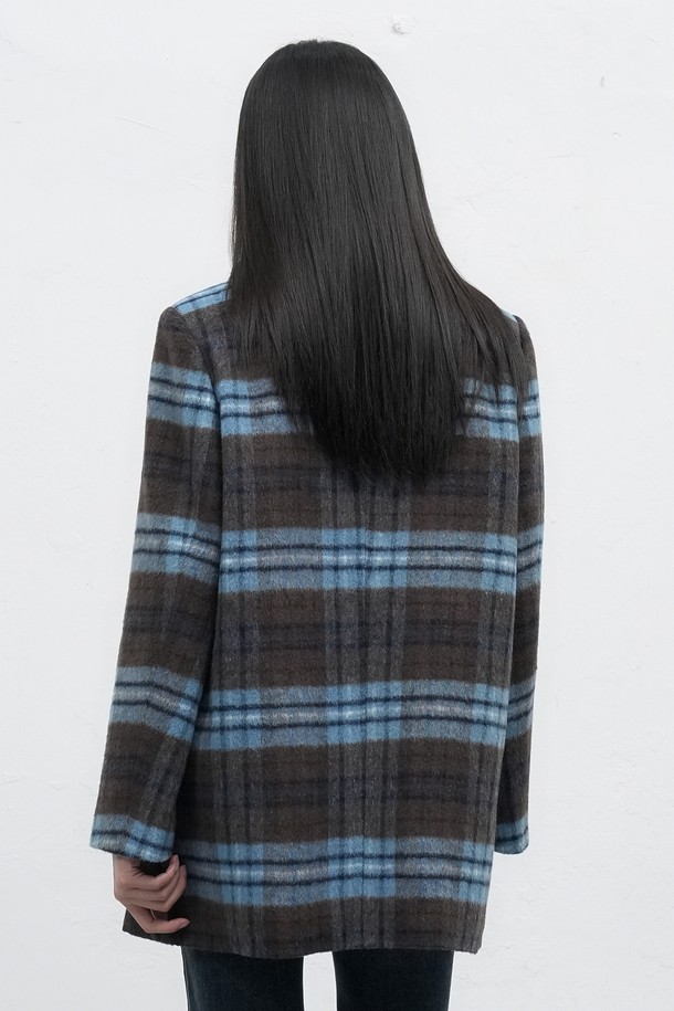 **[25FW] WOMAN 퍼카라 체크 하프 울 코트 [BROWN] / WBE4L10518**

클래식한 매력의 여성용 브라운 컬러 체크 하프 울 코트입니다. 가을과 겨울에 어울리는 두꺼운 두께감과 긴 소매 기장으로 따뜻함을 더합니다. 퍼 카라 디테일이 돋보이며, 레귤러핏으로 편안하게 착용 가능합니다. 버튼 여밈 방식으로 간편하게 스타일링할 수 있으며, 미니멀한 스타일 연출에도 용이합니다. 울 소재 특유의 고급스러운 질감으로 소장 가치를 높였습니다.
