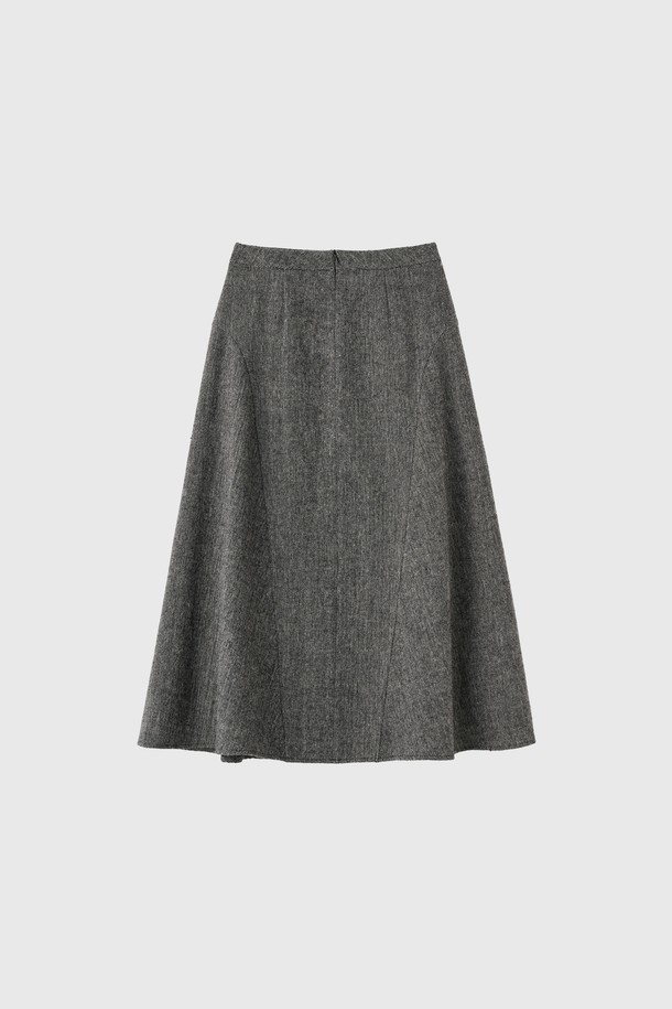 **[25FW] WOMAN 울 플레어 롱 스커트 [2COL] / WBE4L13517**

가을, 겨울 시즌을 위한 여성 울 플레어 롱 스커트입니다. 부드러운 촉감의 울(Wool) 소재로 제작되어 따뜻하고 편안한 착용감을 선사합니다. 플레어 핏과 롱 기장으로 클래식하면서도 베이직한 스타일을 연출하며, 오피스룩, 출근룩, 모임룩 등 다양한 TPO에 활용 가능합니다. 무지 디자인에 두 가지 컬러로 출시되어, 미니멀한 스타일을 선호하는 분들께 추천합니다. 세련된 실루엣을 완성하는 플레어 스커트를 만나보세요.
