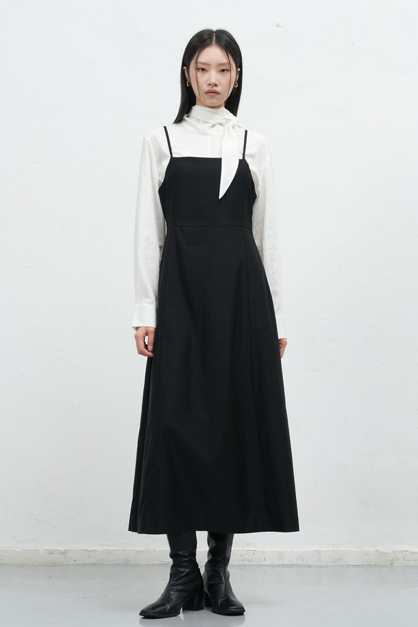 [25FW] WOMAN 레이어드 스트링 맥시 롱 원피스 [2COL] / WBE3L15507는 미니멀하고 클래식한 스타일을 추구하는 여성 의류입니다. 가을과 겨울에 어울리는 긴 소매의 하이넥 디자인이며, A라인 핏의 맥시 기장으로 우아함을 더합니다. 레이어드 디자인과 스트링 디테일, 서스펜더 스타일이 특징이며, 블랙과 카키 두 가지 색상으로 제공됩니다. 출근룩, 모임룩, 데이트룩 등 다양한 TPO에 활용 가능하며, 클래식, 미니멀, 시크한 스타일을 연출할 수 있습니다.
