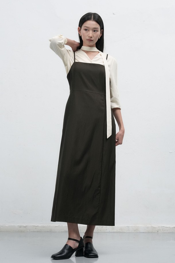 [25FW] WOMAN 레이어드 스트링 맥시 롱 원피스 [2COL]는 미니멀하고 베이직한 스타일을 추구하는 여성분을 위한 가을, 겨울 필수 아이템입니다. 부드럽게 흐르는 A라인 핏과 맥시 기장, 스퀘어넥 디자인이 세련된 실루엣을 연출하며, 레이어드 스타일로 다양한 분위기를 낼 수 있습니다. 긴 소매와 무지 디자인으로 어떤 TPO에도 잘 어울리며, 스트링 디테일로 허리 라인을 잡아 더욱 여성스러운 핏을 선사합니다. 데이트룩, 겨울 데일리룩, 모임룩 등 다양한 상황에서 클래식하고 시크한 매력을 뽐내보세요.
