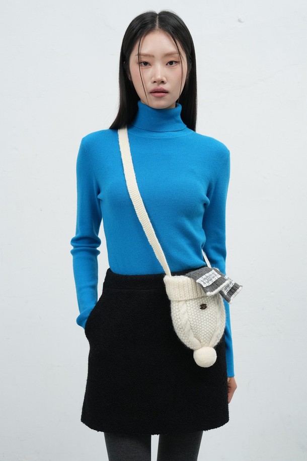 여성스러운 무드를 연출하는 [25FW] WOMAN 비니 니트 백입니다. 부드러운 니트 소재에 케이블 패턴을 더해 포근한 느낌을 주며, 폼폼과 리본 장식으로 걸리시한 분위기를 더했습니다. 크로스백 형태로 편안하게 착용 가능하며, 원형 디자인과 스몰 사이즈로 앙증맞은 매력을 선사합니다. 화이트, 그레이 컬러로 출시되어 다양한 데이트룩과 모임룩에 미니멀하게 포인트를 줄 수 있습니다. 겨울철 니트 소재 특유의 따뜻함과 사랑스러운 디자인이 돋보이는 아이템입니다.
