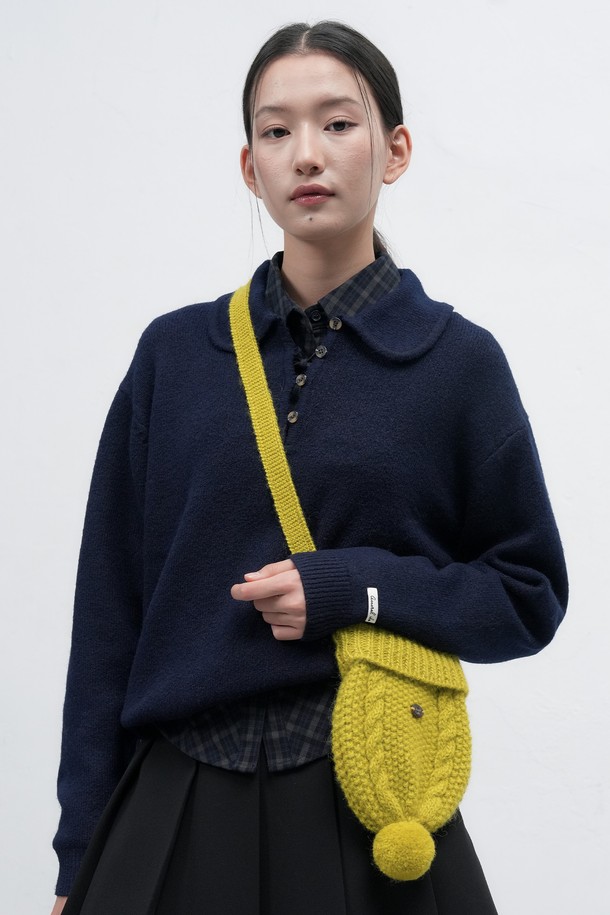 [25FW] WOMAN 비니 니트 백 [4COL] / WBE4L92513는 여성용 비니 니트 백입니다. 부드러운 니트 소재로 제작되어 가을과 겨울에 따뜻하게 사용할 수 있습니다. 스몰 사이즈로 제작되었으며, 케이블 패턴이 돋보이는 디자인입니다. 오픈형 잠금 방식으로, 일상에서 캐주얼하게 연출하기 좋습니다. 옐로우 컬러를 포함한 4가지 색상으로 출시되었습니다.
