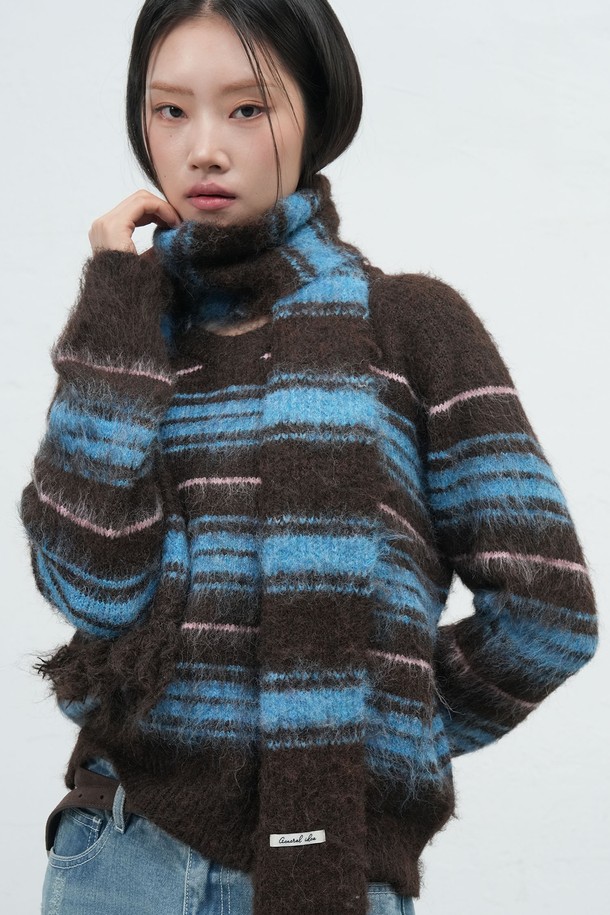 [25FW] WOMAN 헤어리 스트라이프 머플러 [4COL] / WBE4L96515는 여성용 머플러입니다. 부드러운 촉감의 울 소재로 제작되어 가을과 겨울철에 따뜻하게 착용할 수 있습니다. 헤어리 텍스처와 두꺼운 두께, 프린지 디자인이 특징이며, 캐주얼한 스타일을 연출하기 좋습니다. 다양한 일상복과 출근룩에 매치하여 포인트를 줄 수 있으며, 브라운과 블루 두 가지 색상으로 출시되었습니다. 스트라이프 패턴으로 클래식하고 미니멀한 스타일에도 잘 어울립니다.
