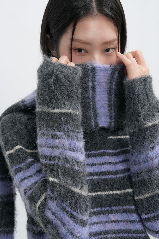 [25FW] WOMAN 헤어리 스트라이프 머플러는 여성스러운 스타일을 연출하기 좋은 머플러입니다. 부드러운 울 소재로 제작되어 가을, 겨울철 보온성을 높여주며, 헤어리 텍스처와 프린지 디테일이 특징입니다. 캐주얼, 클래식, 미니멀 스타일 모두 소화 가능하며, 산책룩에 포인트를 더할 수 있습니다. 그레이, 퍼플 컬러의 스트라이프 패턴으로 다양한 룩에 매치하기 용이합니다. 두꺼운 두께감으로 따뜻하고 포근한 착용감을 선사합니다.
