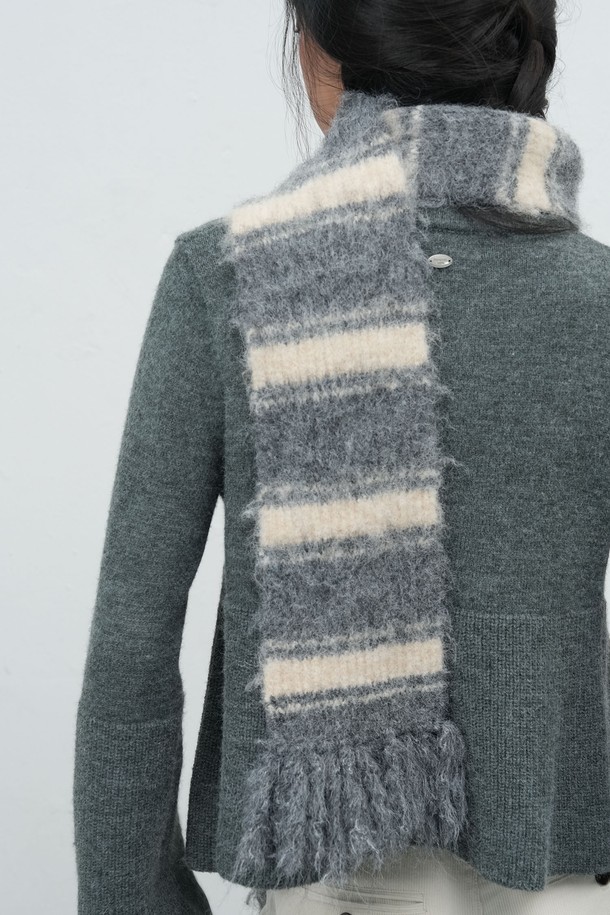 [25FW] WOMAN 헤어리 스트라이프 머플러 [4COL] / WBE4L96515는 여성용 머플러입니다. 부드러운 울 소재로 제작되어 가을과 겨울철 보온성을 책임집니다. 베이직하고 캐주얼한 스타일의 스트라이프 패턴이 특징이며, 헤어리 텍스처로 포근한 느낌을 더했습니다. 그레이와 화이트 색상으로 출시되어 다양한 룩에 매치하기 좋습니다. 일상생활에서 폭넓게 활용할 수 있는 아이템입니다.
