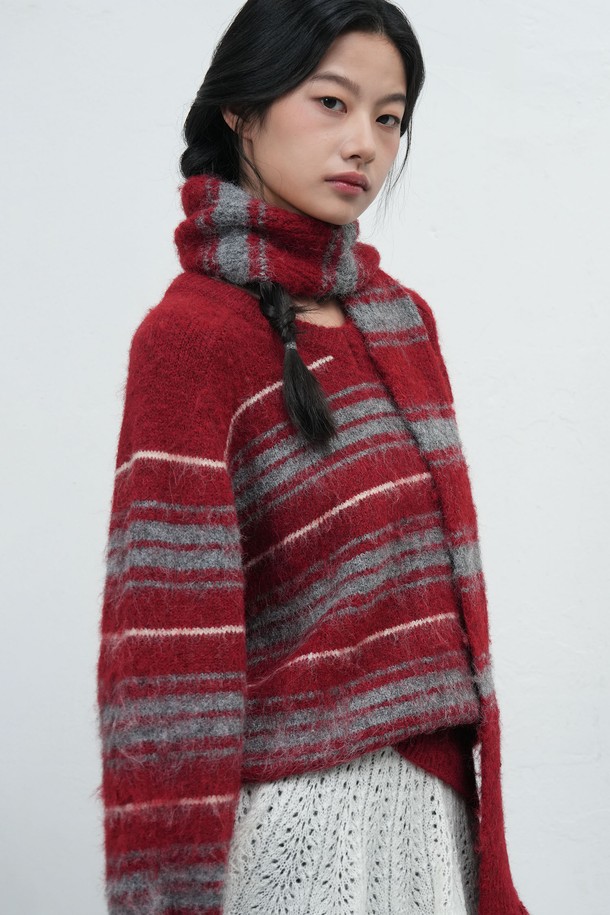 [25FW] WOMAN 헤어리 스트라이프 머플러 [4COL] / WBE4L96515는 여성용 머플러로, 가을과 겨울에 따뜻하게 착용할 수 있습니다. 부드러운 울 소재와 두꺼운 두께감, 헤어리 텍스처가 포근함을 더하며, 일상 및 출근룩에 캐주얼, 클래식, 미니멀한 스타일을 더해줍니다. 레드와 그레이 컬러의 스트라이프 패턴으로 디자인되어 다양한 룩에 포인트 아이템으로 활용하기 좋습니다. 보온 기능을 갖춰 추운 날씨에도 따뜻하게 몸을 보호해 줍니다.
