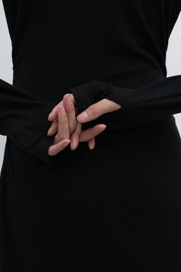 **베이직한 디자인에 셔링 디테일로 포인트를 더한 WOMAN 핏티드 골지 셔링 원피스입니다.** 부드러운 촉감의 니트 소재로 제작되어 가을, 겨울 시즌 따뜻하게 착용할 수 있습니다. 핏티드 디자인과 H라인의 롱 기장으로 여성스러운 실루엣을 연출하며, 터틀넥과 긴 소매가 세련된 분위기를 더합니다. 데이트룩, 모임룩, 연말 모임룩 등 다양한 TPO에 활용 가능하며, 미니멀, 클래식 스타일을 즐겨 입는 분들께 추천합니다. 블랙 컬러의 골지 패턴은 어떤 스타일에도 잘 어울려 활용도가 높습니다.
