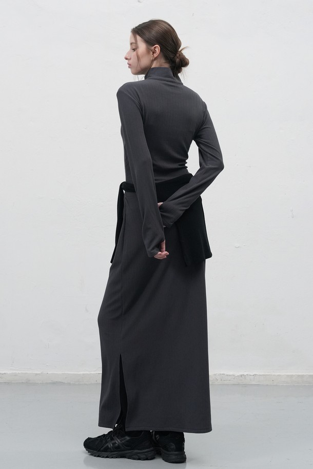 WOMAN 핏티드 골지 셔링 원피스는 여성스러운 실루엣을 연출하는 핏티드 디자인의 골지 원피스입니다. 부드러운 니트 소재로 제작되어 가을, 겨울 시즌에 따뜻하게 착용할 수 있으며, 하프넥과 셔링 디테일이 포인트입니다. 블랙과 그레이 두 가지 색상으로 출시되어, 미니멀하고 베이직한 스타일을 즐기는 분들께 추천합니다. 데이트룩, 모임룩, 출근룩 등 다양한 TPO에 활용 가능하며, 클래식하고 시크한 무드를 연출할 수 있습니다. 슬림한 H라인으로 떨어지는 타이트한 치마핏이 특징입니다.
