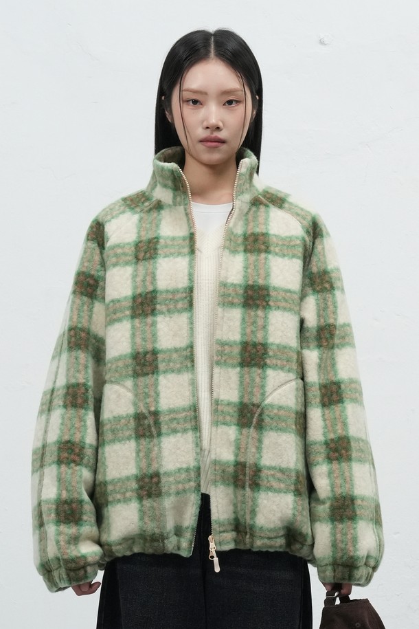 **[25FW] UNISEX 웜 체크 플리스 집업 점퍼 [2COL] / SBE3U07013**

부드러운 촉감의 플리스 소재로 제작된 유니섹스 점퍼입니다. 가을, 겨울 시즌에 적합하며, 따뜻한 웜 기능을 갖춰 보온성을 높였습니다. 캐주얼 스타일의 레귤러핏으로 편안하게 착용 가능하며, 체크 패턴이 돋보입니다. 블루와 그린 두 가지 색상으로 구성되어 있습니다. 집업 방식으로 간편하게 여밀 수 있으며 긴 소매 기장입니다.
