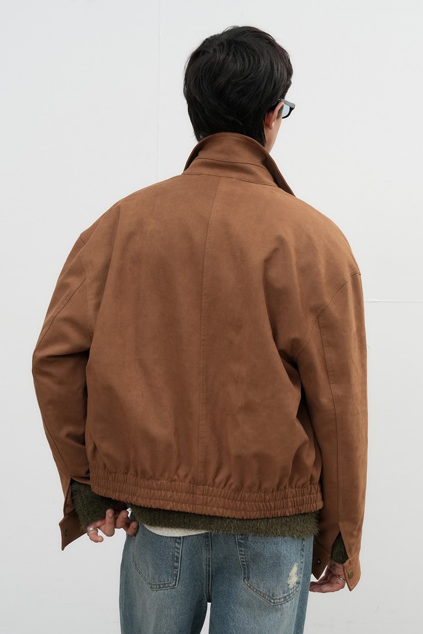 [25FW] UNISEX 스웨이드 카라 블루종은 부드러운 촉감의 스웨이드 소재로 제작되어 가을과 겨울에 따뜻하게 착용할 수 있는 남녀 공용 블루종입니다. 레귤러 핏에 무지 디자인, 집업 여밈 방식과 카라 디테일로 캐주얼하면서도 클래식한 분위기를 연출합니다. 데이트룩, 모임룩 등 다양한 TPO에 활용 가능한 아이템으로, 미니멀한 스타일을 선호하는 분들께 추천합니다. 브라운 컬러로 어떤 의상에도 쉽게 매치하여 스타일리시한 룩을 완성할 수 있습니다. 긴 소매 기장과 두꺼운 두께감으로 보온성을 높였습니다.
