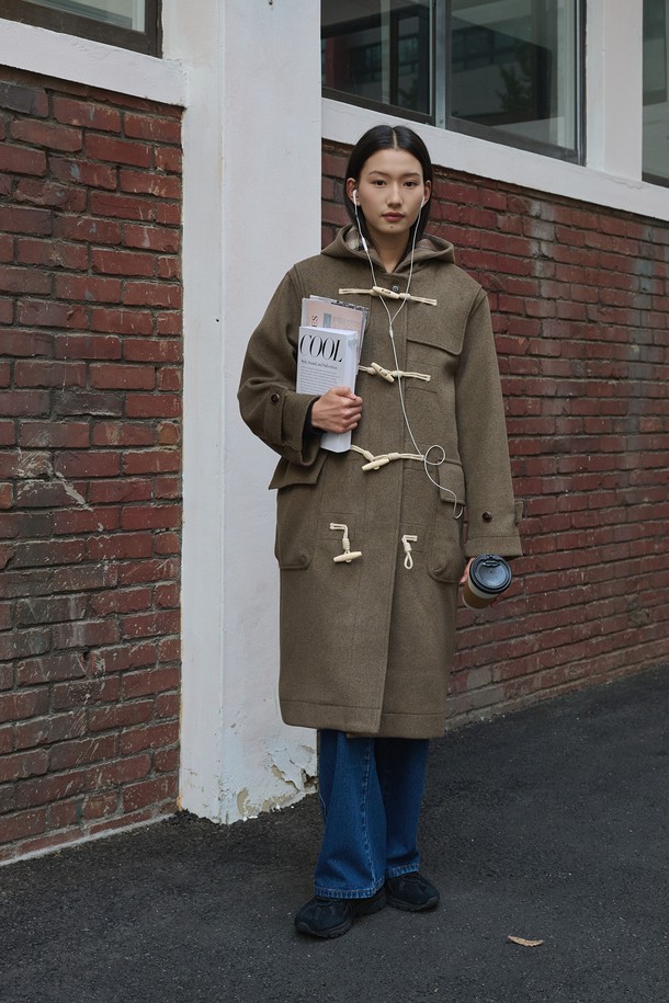 [25FW] 우먼 울 블렌드 더플 롱코트 [2COL]는 여성스러운 실루엣을 강조하는 겨울철 필수 아이템입니다. 다크 네이비와 모카, 두 가지 세련된 컬러로 출시되어, 클래식하고 베이직한 스타일을 연출하기 좋습니다. 울 블렌드 소재로 제작되어 보온성이 뛰어나며, 롱 기장과 레귤러핏 디자인으로 어떤 룩에도 잘 어울립니다. 출근룩, 모임룩, 데이트룩 등 다양한 TPO에 활용할 수 있으며, 미니멀하고 시크한 스타일을 완성해 보세요. 토글 여밈 방식으로 편안하게 착용할 수 있으며, 긴 소매 기장으로 따뜻함을 더했습니다.
