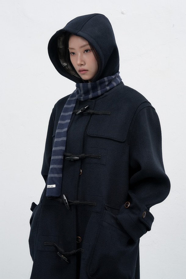 **[25FW] WOMAN 울 블렌드 더플 롱코트 [2COL] / WBE4L10521**

클래식하고 베이직한 스타일의 여성용 더플 롱코트입니다. 다크 네이비와 모카 두 가지 색상으로 출시되었으며, 가을과 겨울에 따뜻하게 착용할 수 있습니다. 울 혼방 소재로 제작되어 두꺼운 두께감을 자랑하며, 루즈핏 디자인으로 편안한 착용감을 제공합니다. 후드가 달려 있으며, 토글 여밈 방식으로 포인트를 더했습니다. 출근룩, 모임룩 등 다양한 TPO에 활용할 수 있는 미니멀한 디자인의 아우터입니다.
