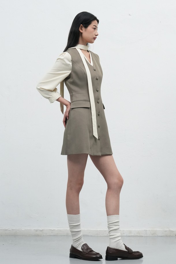 25FW WOMAN 버튼 레이어드 미니 원피스는 여성스러운 실루엣을 연출하는 미니 원피스입니다. 모던하고 미니멀한 스타일로, 가을과 겨울에 어울리는 7부 소매와 A라인 치마핏이 특징입니다. 카키와 화이트 두 가지 컬러로 출시되어, 데이트룩이나 모임룩에 활용하기 좋습니다. 브이넥 라인과 버튼 디테일, 레이어드 디자인이 세련된 느낌을 더합니다. 미니멀, 클래식, 시크 스타일을 즐기는 여성에게 추천합니다.
