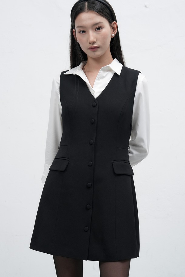 세련된 스타일을 완성해 줄 [25FW] WOMAN 버튼 레이어드 미니 원피스 입니다. 미니멀하고 클래식한 무드를 선호하는 여성분들을 위한 데일리 원피스로 가을과 겨울에 따뜻하게 착용할 수 있습니다. A라인 핏과 브이넥 디자인이 여성스러운 실루엣을 연출하며, 버튼 디테일과 레이어드 스타일이 특징입니다. 블랙과 베이지 두 가지 컬러로 출시되어, 데이트룩, 오피스룩, 모임룩 등 다양한 TPO에 활용 가능합니다.
