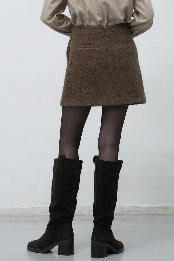 [25FW] WOMAN 부클 미니 스커트 [2COL]는 부드러운 촉감과 두꺼운 두께감으로 가을, 겨울 시즌에 따뜻하게 착용하기 좋은 여성 미니스커트입니다. H라인 핏과 미니멀, 베이직한 디자인으로 다양한 스타일 연출이 가능하며, 데이트룩, 캐주얼 룩에 활용하기 좋습니다. 부클 소재 특유의 포근함이 돋보이며, 브라운 컬러와 2가지 컬러 구성으로 제공됩니다. 레귤러핏으로 제작되어 편안한 착용감을 선사합니다. 무지 패턴으로 어떤 상의와도 매치하기 용이하여 활용도가 높습니다.
