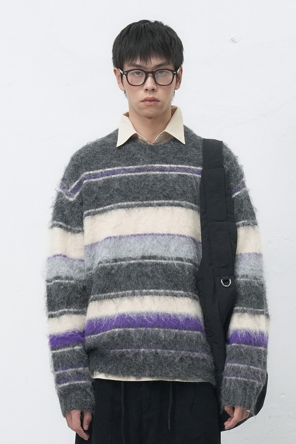 **[25FW] MAN 멀티 스트라이프 헤어리 풀오버**는 부드러운 울 소재로 제작되어 포근한 착용감을 선사하는 남성용 니트/스웨터입니다. 차콜과 카키 두 가지 색상으로 제공되며, 가을과 겨울에 어울리는 두꺼운 두께감과 오버핏 실루엣이 특징입니다. 캐주얼, 미니멀, 클래식 스타일을 아우르는 디자인으로, 라운드넥과 긴 소매, 헤어리 텍스처의 스트라이프 패턴이 돋보입니다. 일상에서 편안하게 스타일리시함을 연출할 수 있는 아이템입니다.
