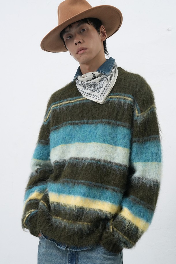 **[25FW] MAN 멀티 스트라이프 헤어리 풀오버 [2COL]**는 남성용 니트/스웨터로, 가을과 겨울에 어울리는 두꺼운 두께감의 풀오버입니다. 부드러운 울 소재로 제작되어 포근한 착용감을 선사하며, 캐주얼한 무드의 라운드넥 레귤러핏 디자인입니다. 카키와 차콜 두 가지 색상으로 출시되었으며, 헤어리 텍스처와 멀티 스트라이프 패턴이 특징입니다. 출근룩, 캐주얼, 클래식, 미니멀 스타일 연출에 적합합니다.
