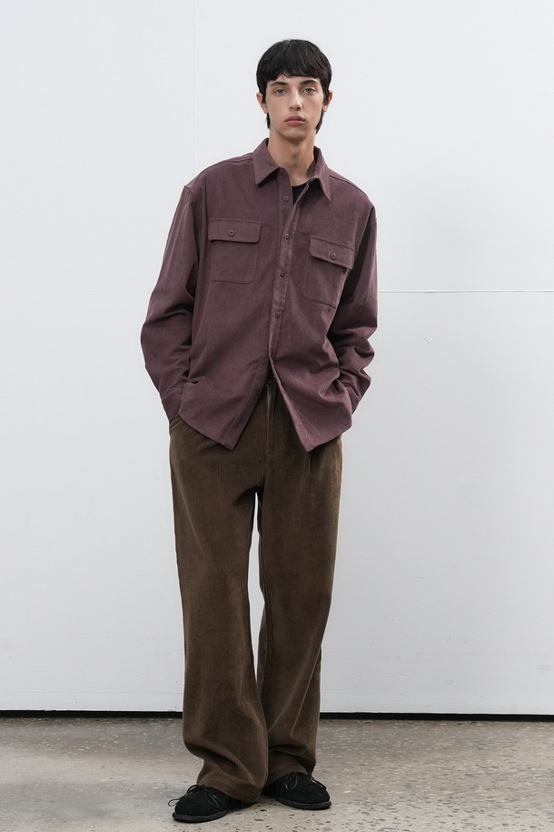 "[25FW] MAN 원턱 코듀로이 팬츠 [2COL]"는 남성용 코듀로이 팬츠입니다. 가을과 겨울에 어울리는 두꺼운 두께감의 긴 기장 바지로, 캐주얼 및 베이직 스타일을 연출하기 좋습니다. 원턱 디테일이 특징이며, 레귤러핏과 루즈핏으로 편안한 착용감을 제공합니다. 출근룩과 비즈니스 캐주얼에도 활용 가능하며, 캐주얼, 클래식, 미니멀 스타일을 즐겨 입는 분들께 추천합니다. 색상은 브라운입니다.
