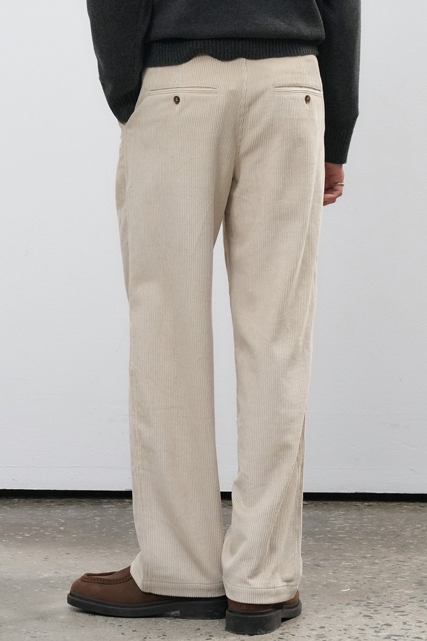 따뜻하고 포근한 [25FW] MAN 원턱 코듀로이 팬츠입니다. 부드러운 촉감의 코듀로이 소재로 제작되어 가을, 겨울 시즌에 안락함을 선사합니다. 베이직한 디자인과 레귤러 핏으로 캐주얼, 클래식, 미니멀 스타일을 모두 소화하며, 출근룩으로도 활용 가능합니다. 브라운과 베이지 두 가지 색상으로 출시되어 다양한 상의와 매치하기 용이합니다. 원턱 디테일이 돋보이는 두꺼운 두께의 긴바지입니다.
