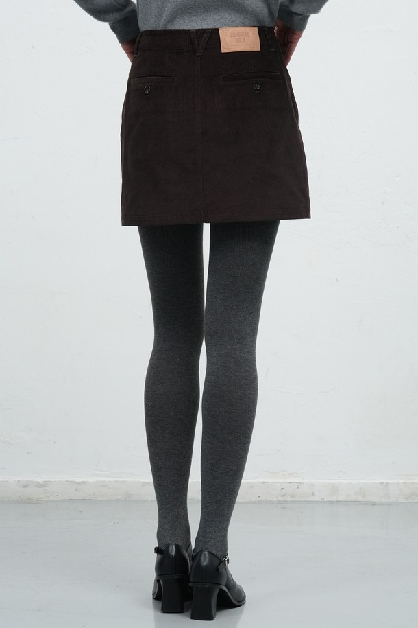 **WOMAN 빈티지 코듀로이 미니 스커트 [2COL] / WBE4L13515**는 빈티지한 감성을 살린 코듀로이 소재의 여성 미니 스커트입니다. 브라운 컬러의 A라인 핏으로 캐주얼하면서도 클래식, 레트로 스타일을 연출하기 좋습니다. 두꺼운 두께감과 부드러운 촉감으로 가을, 겨울 시즌 데이트룩에 따뜻함과 편안함을 더해줍니다. 무지 디자인으로 다양한 상의와 매치하기 용이하며, 레귤러 핏으로 편안한 착용감을 제공합니다.
