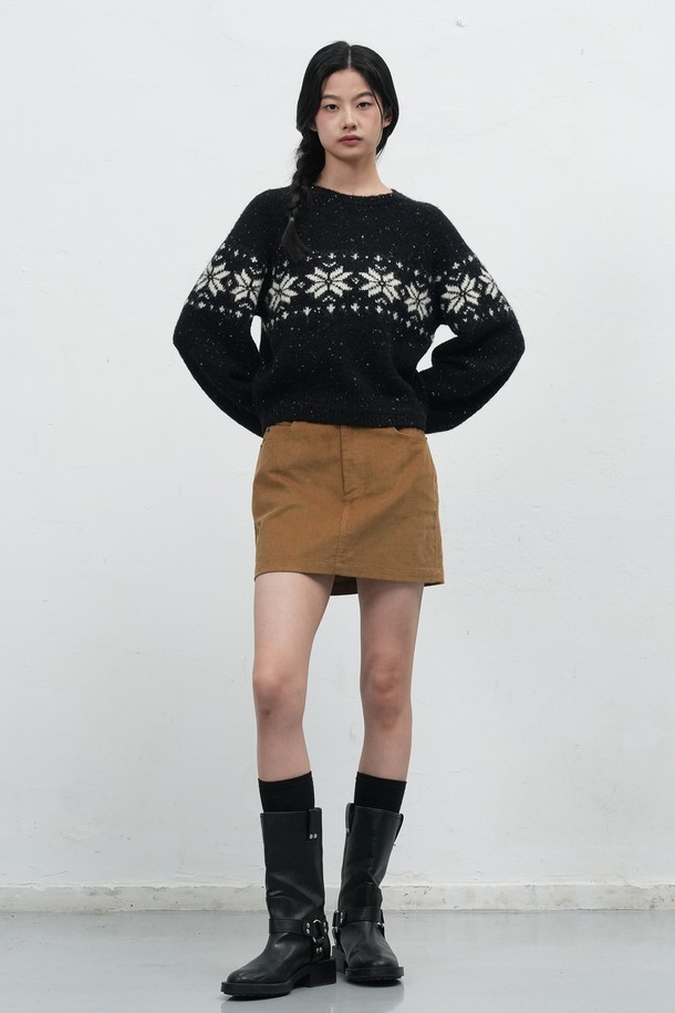 WOMAN 빈티지 코듀로이 미니 스커트 [2COL] / WBE4L13515는 가을, 겨울 시즌에 어울리는 여성용 미니스커트입니다. 부드러운 촉감의 두꺼운 코듀로이 소재로 제작되었으며, A라인 핏과 무지 디자인이 빈티지하고 캐주얼한 스타일을 연출합니다. 데이트룩, 캐주얼, 클래식, 미니멀 스타일 모두 소화 가능하며, 베이지와 블랙 2가지 컬러로 제공됩니다. 레귤러핏으로 편안하게 착용할 수 있으며, 데일리룩으로 활용하기 좋습니다.
