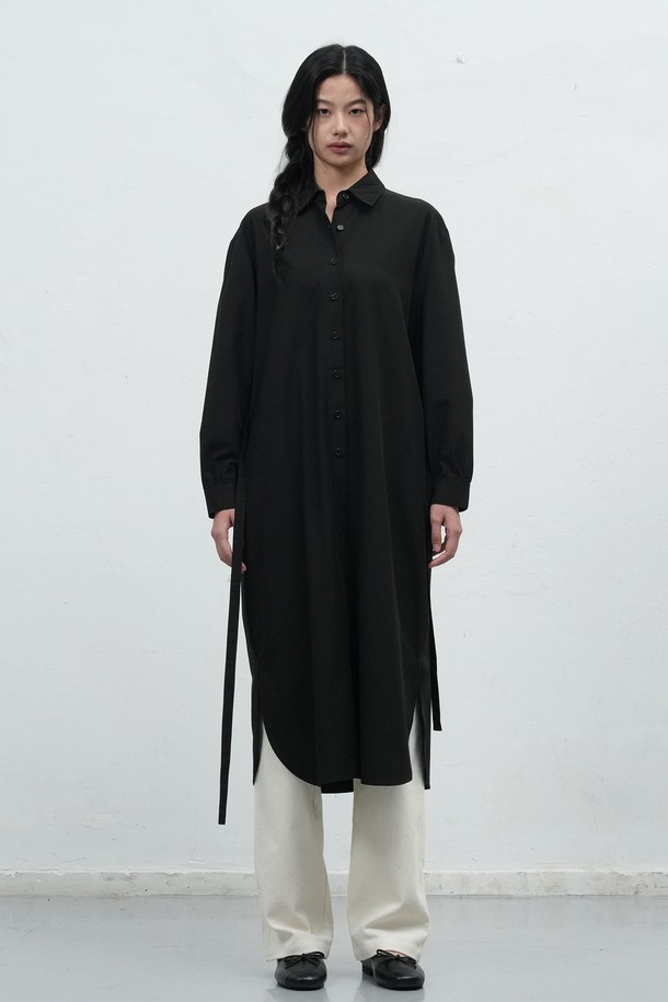 [25FW] WOMAN 벨티드 셔츠 원피스 [3COL] / WBE4L15511는 미니멀하고 베이직한 스타일의 여성용 셔츠 원피스입니다. 가을, 겨울 시즌에 어울리는 두꺼운 면 소재로 제작되어 뻣뻣한 촉감이 특징이며, 루즈핏 H라인으로 편안한 착용감을 선사합니다. 차이나 칼라와 긴 소매 디자인으로 클래식하고 시크한 분위기를 연출하며, 벨트 디테일로 허리 라인을 강조할 수 있습니다. 출근룩, 오피스룩, 모임룩 등 다양한 TPO에 활용 가능하며, 블랙 색상으로 어떤 스타일에도 쉽게 매치할 수 있습니다.
