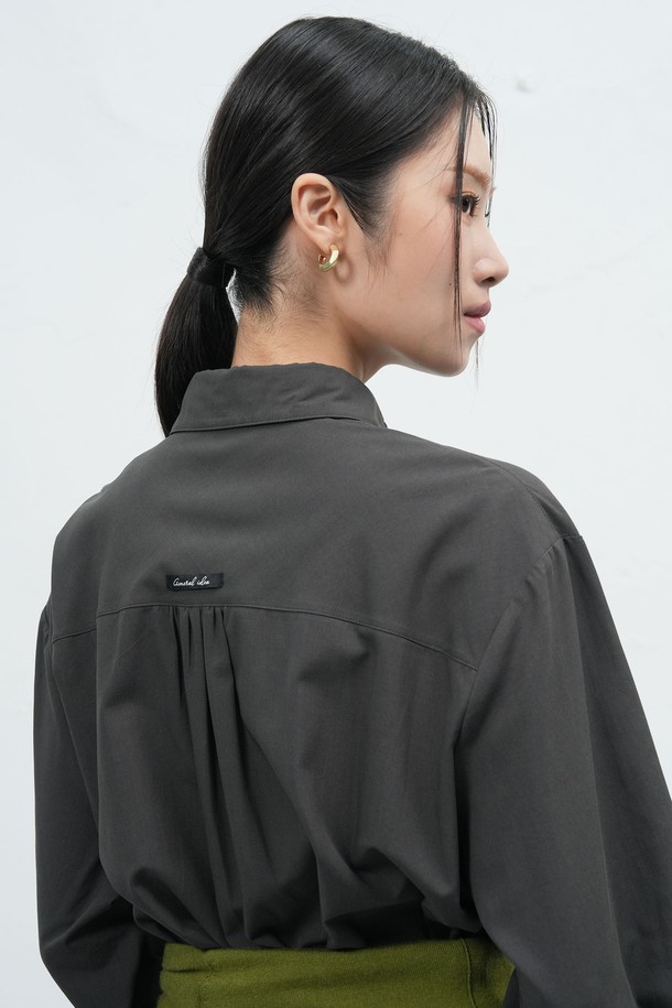 [25FW] WOMAN 벨티드 셔츠 원피스 [3COL]는 여성스러운 실루엣을 연출하는 셔츠 원피스입니다. 가을과 겨울에 어울리는 미니멀하고 베이직한 스타일로, 세련된 무드를 선사합니다. 차이나 칼라와 벨트 디테일이 특징이며, 허리 벨트로 A라인 핏을 잡아 더욱 여성스러운 라인을 강조합니다. 출근룩, 오피스룩, 모임룩 등 다양한 TPO에 활용 가능하며, 미니멀, 클래식, 시크 스타일을 즐기는 분들께 추천합니다. 루즈핏으로 편안하게 착용할 수 있는 긴소매 원피스입니다.
