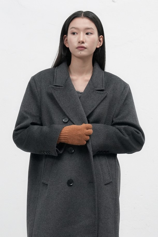 따뜻함과 우아함을 동시에 선사하는 [25FW] 우먼 핑거홀 레이스 니트 글로브 [5COL]입니다. 부드러운 니트 소재로 제작되어 뛰어난 촉감을 자랑하며, 손가락 홀 디테일이 실용성을 더합니다. 가을과 겨울, 쌀쌀한 날씨에도 보온성을 유지해주며, 레이스 패턴이 여성스러운 분위기를 연출합니다. 데이트룩, 모임룩 등 특별한 날, 클래식, 로맨틱, 걸리시 스타일을 완성해보세요. 브라운 컬러는 어떤 의상에도 자연스럽게 매치되어 세련된 룩을 연출합니다.
