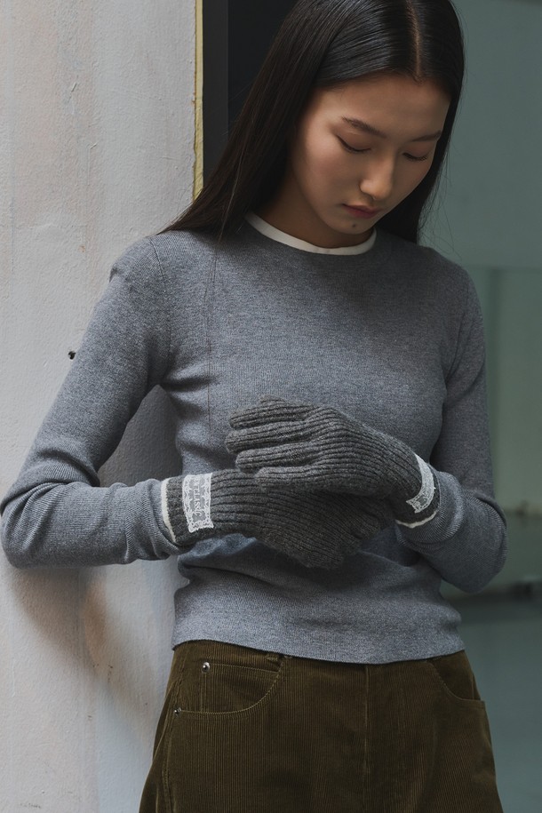 [25FW] WOMAN 핑거홀 레이스 니트 글러브는 여성용 장갑으로, 가을과 겨울에 착용하기 좋습니다. 부드러운 니트 소재에 레이스 패턴이 더해져 클래식, 미니멀, 걸리시한 스타일을 연출합니다. 핑거홀 디자인으로 손가락을 노출하여 활동성을 높였으며, 보온 기능으로 추운 날씨에도 따뜻하게 착용할 수 있습니다. 출근룩과 모임룩 모두에 잘 어울리는 활용도 높은 아이템으로, 그레이 컬러로 다양한 의상에 매치하기 용이합니다.
