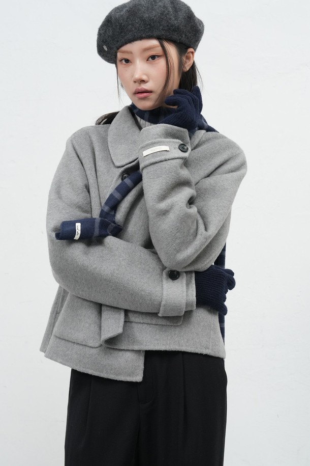 [25FW] WOMAN 핑거홀 레이스 니트 글러브는 여성용 장갑으로, 가을과 겨울에 착용하기 좋습니다. 미니멀, 클래식, 걸리시 스타일에 잘 어울리며, 출근룩에도 활용할 수 있습니다. 니트 소재에 레이스 패턴이 더해져 여성스러운 분위기를 자아내며, 핑거홀 디자인으로 실용성을 높였습니다. 보온 기능을 갖추어 추운 날씨에도 따뜻하게 손을 보호해줍니다. 5가지 다채로운 컬러로 출시되어 다양한 스타일을 연출할 수 있습니다.
