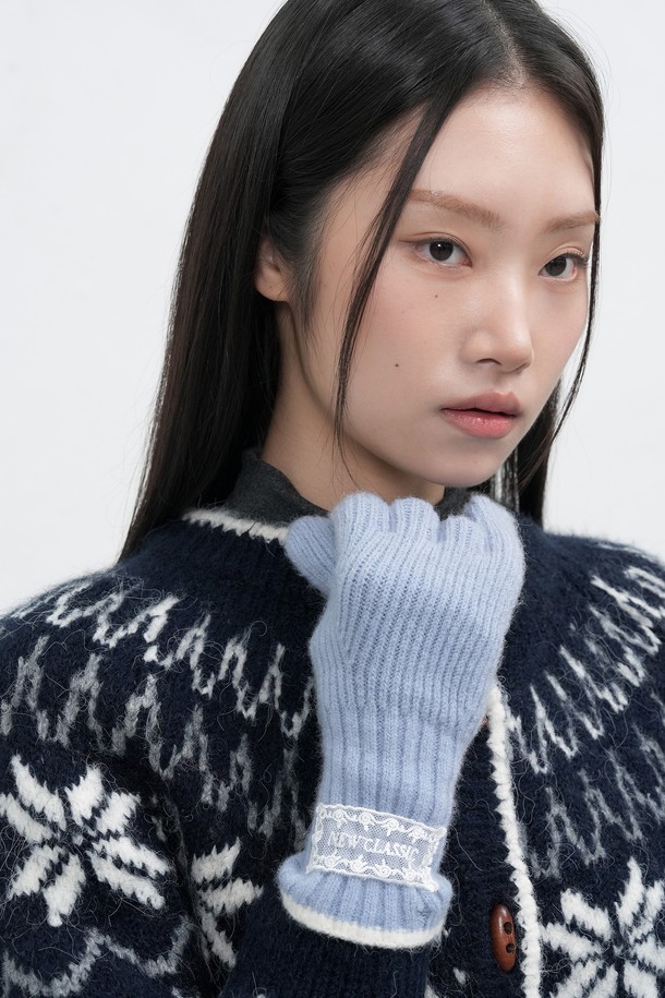 [25FW] WOMAN 핑거홀 레이스 니트 글로브 [5COL] / WBE4L93516는 여성스러운 스타일을 완성하는 니트 장갑입니다. 가을과 겨울에 착용하기 좋으며, 데이트룩이나 모임룩에 포인트를 줄 수 있습니다. 섬세한 레이스 패턴과 핑거홀 디자인이 특징이며, 걸리시, 클래식, 로맨틱한 스타일을 연출하기 좋습니다. 부드러운 니트 소재로 제작되었으며, 5가지 컬러로 제공되어 다양한 스타일에 매치할 수 있습니다.
